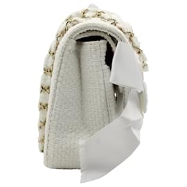 Chanel-Chanel Camellia Enfeitada Bolsa Média Clássica com Aba em Tweed Branco-Branco