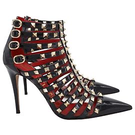 Valentino Garavani Alcove 100 Rockstud Caged Booties in Black Patent Leather Black