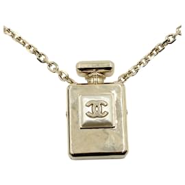 Chanel-Colar medalhão com garrafa de perfume Chanel em metal dourado-Dourado,Metálico