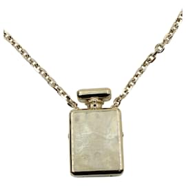 Chanel-Collar con medallón de botella de perfume Chanel en metal dorado-Dorado,Metálico