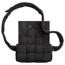 Bottega Veneta Gepolsterte Unisex-Gürteltasche „Tech Cassette“. Schwarz