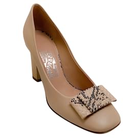 Salvatore Ferragamo-Salvatore Ferragamo Beige Leather Pumps with Snake Skin Bow-Beige