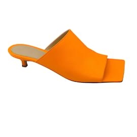 Bottega Veneta-Orangefarbene Mule-Sandalen aus Leder mit quadratischer Zehenpartie von Bottega Veneta-Orange