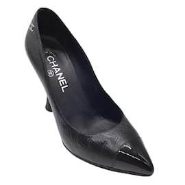 Chanel-Sapatos de couro pretos Chanel bico fino e salto alto-Preto