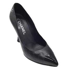 Chanel-Zapatos de tacón de cuero negros con punta en punta de Chanel-Negro