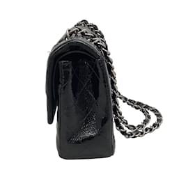 Chanel-Bolso de hombro de charol negro con solapa forrada de Chanel-Negro