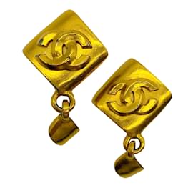 Chanel-Chanel Gold Tone 1996 Logo Drop Clip On Earrings-Golden