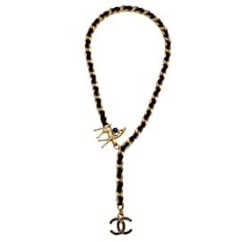 Chanel-Chanel 2001 Collana in catena dorata e camoscio nero con chiusura cervo impreziosita da strass-D'oro