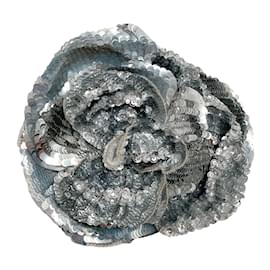 Chanel-Chanel Silberne Kamelienbrosche mit Pailletten-Silber