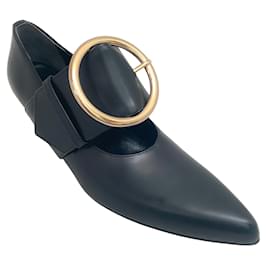 Comme Des Garcons-Zapatos de salón de cuero negro con tacón bajo y hebilla dorada de Comme des Garcons-Negro