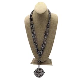 Chanel-chanel bronce de cañón 2017 Collar de perlas de tres hileras con logotipo CC adornado con cristales-Gris