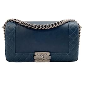 Chanel-Chanel Marineblaue mittelgroße Jungentasche mit Gunmetal-Hardware-Marineblau