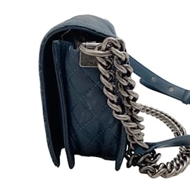 Chanel-Chanel Marineblaue mittelgroße Jungentasche mit Gunmetal-Hardware-Marineblau