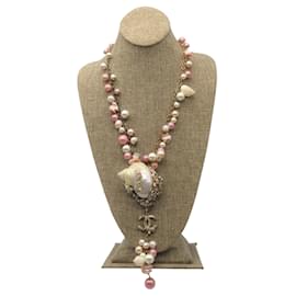 Chanel-Chanel Rosa / Collar largo con colgante de concha marina con logotipo de CC crudo y cristal adornado con perlas de imitación-Rosa