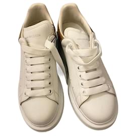 Alexander Mcqueen-Weiße und roségoldene Sneakers von Alexander McQueen-Weiß