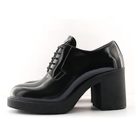 Prada-Zapatos con cordones de cuero cepillado con tacón de Prada-Negro