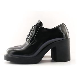 Stringate Prada in pelle spazzolata con tacco Nero