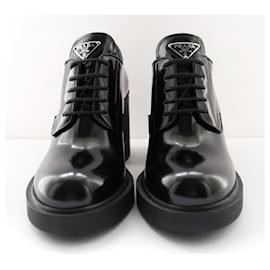 Prada-Chaussures à lacets à talons en cuir brossé Prada-Noir