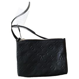 Borsa a tracolla Louis Vuitton Pallas in pelle nera Nero