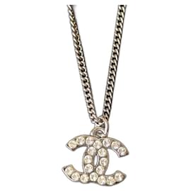 Chanel-CC F12Klassischer, zeitloser Kristall-Halskettenanhänger mit W-Logo-Silber