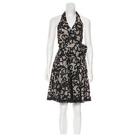 Diane Von Furstenberg Vestido envelope de renda DvF New Amelia em preto e creme Preto Cru