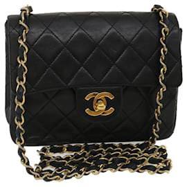 Chanel-CHANEL Mini bolsa matelassê corrente com aba de ombro pele de cordeiro preta dourada auth ai651NO-Preto,Dourado