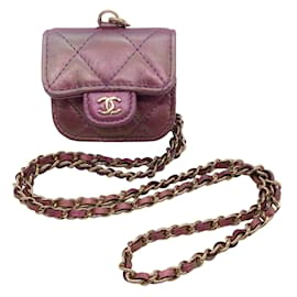 Chanel-Chanel Viola / Custodia Airpods Pro in pelle di agnello iridescente trapuntata con cinturino a catena con logo CC oro chiaro / borsetta-Porpora