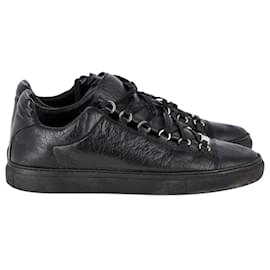 Balenciaga-Balenciaga Arena Low-Top Sneakers in Black Leather-Black