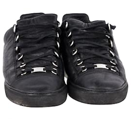 Balenciaga-Balenciaga Arena Low-Top Sneakers in Black Leather-Black
