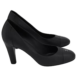 Chanel-Klassische Chanel-Pumps mit Cap-Toe-Logo aus schwarzem Leder-Schwarz