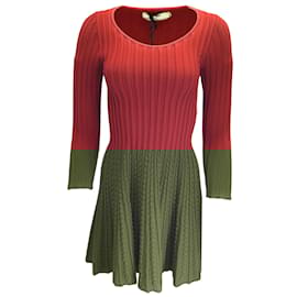 Fendi-Fendi Bordeaux Robe ajustée et évasée en tricot côtelé à manches longues et encolure dégagée-Rouge