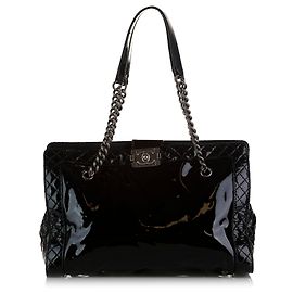 Bolsa de compras Chanel Black Patent Boy Reverso Preto