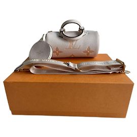 Louis Vuitton Papillon BB à beira da piscina Creme