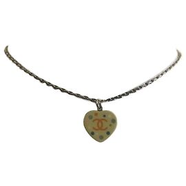 Collier Chanel avec pendentif cœur CC multicolore Multicolore