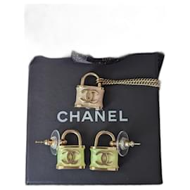Chanel-CC B18P-Logo, schillernde Vorhängeschloss-Ohrringe, Halsketten-Set, Schachteln und Anhänger-Mehrfarben