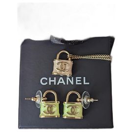 Chanel CC B18P logo Iridescent Padlock boucles d'oreilles collier ensemble boîtes étiquette Multicolore