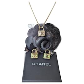 Chanel-CC B18P logo iridiscente candado pendientes collar set cajas etiqueta-Multicolor