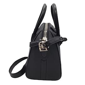 Givenchy-Mini-Antigona-Umhängetasche aus schwarzem genarbtem Leder von Givenchy-Schwarz