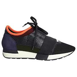 Balenciaga-Balenciaga Race Runner Low Top Sneakers in Black Leather-Black
