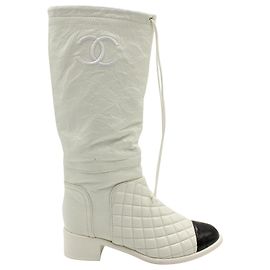 Chanel Interlocking CC Botas acolchoadas amassadas de cano médio em couro de bezerro branco Branco