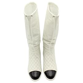 Chanel-Chanel Bottes mi-mollet matelassées froissées CC Interlocking en cuir de veau blanc Cuir-Blanc