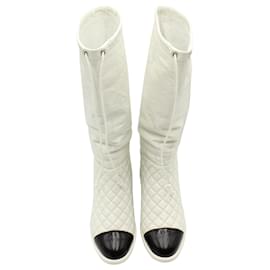 Chanel-Chanel Interlocking CC Botas acolchoadas amassadas de cano médio em couro de bezerro branco-Branco