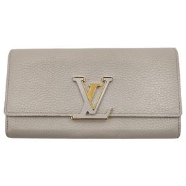 Louis Vuitton Capucines-Geldbörse aus hellgrauem Leder Grau