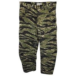 Calça camuflada Nili Lotan em algodão verde Verde