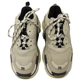 Balenciaga-Balenciaga Triple S Sneakers aus beigem Polyester-Beige