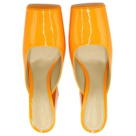 Bottega Veneta-Bottega Veneta Mules mit quadratischer Zehenpartie und Blockabsatz aus orangefarbenem Lackleder-Orange