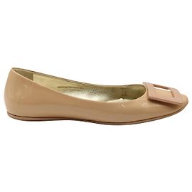 Roger Vivier Gommette Ballerinas aus nacktem Lackleder Fleisch