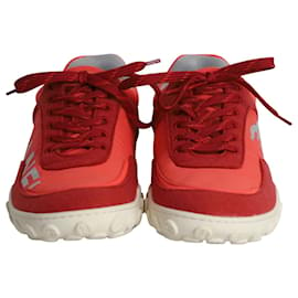 Chanel-Low-Top-Sneakers mit Chanel CC-Logo aus rotem und neonorangefarbenem Leder und Stoff-Mehrfarben