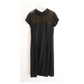 L'Agence Schwarzes Kleid mit Häkelpasse von L’Agence Schwarz