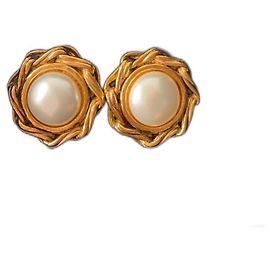 Chanel Brincos de clip em pérolas e metal dourado Creme Gold hardware